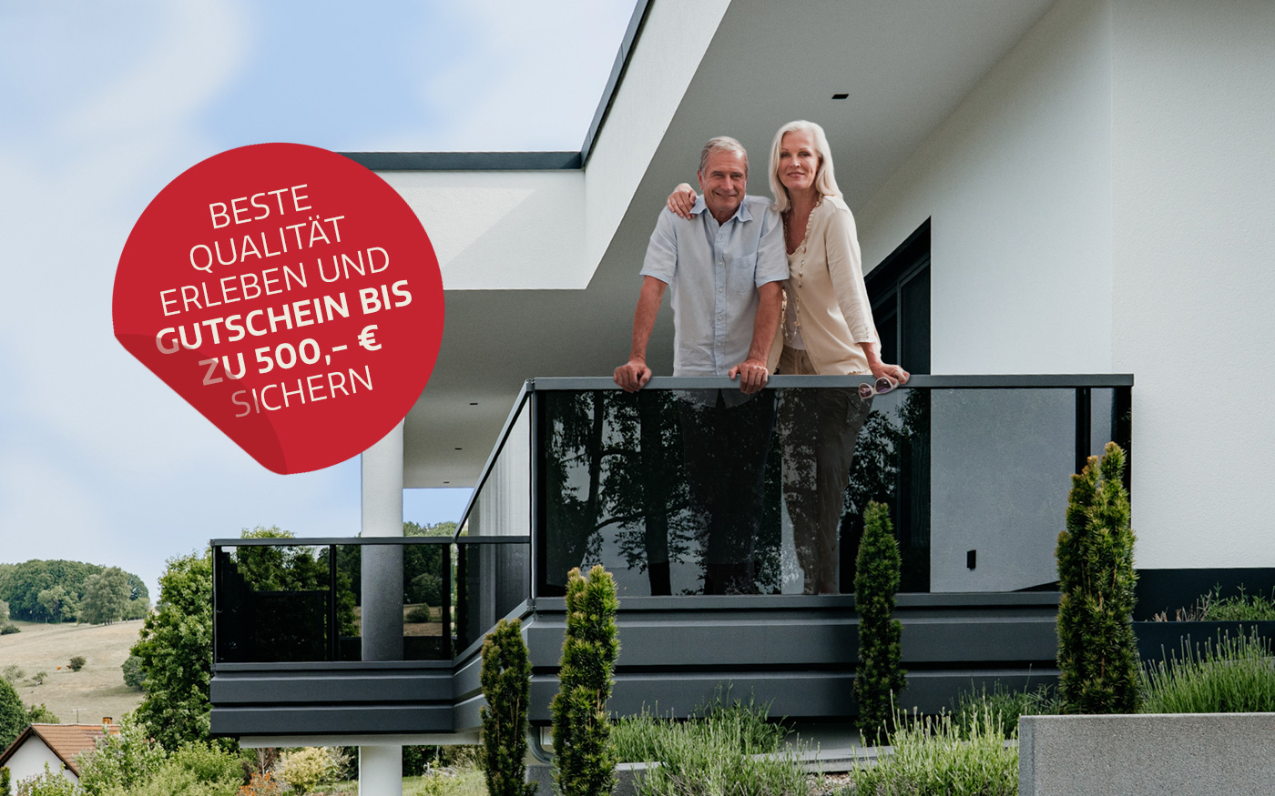 Paar leht an Balkongeländer daneben ein Hinweis zum Gutschein bei Besuch der Hausmesse